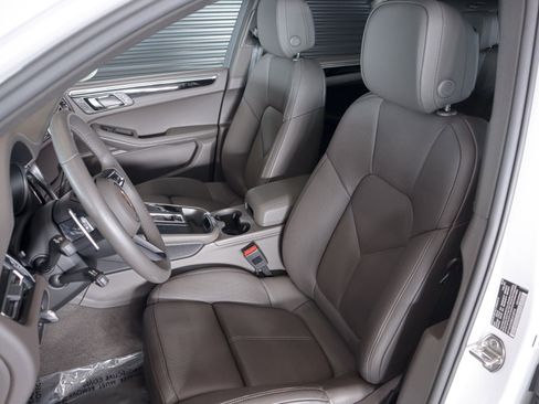 Used 2025 Porsche Macan image 5