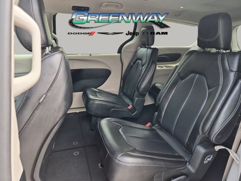 Used 2023 Chrysler Pacifica Touring-L FWD image 13