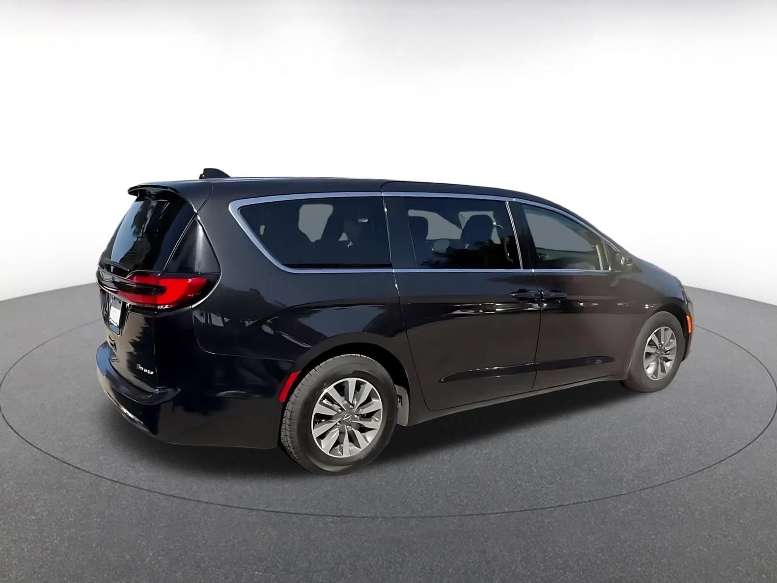 Used 2023 Chrysler Pacifica Touring-L FWD image 13