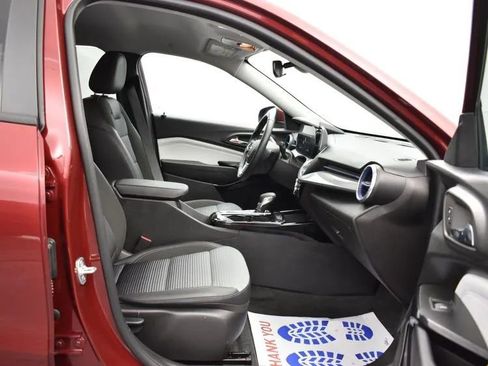 Used 2025 Chevrolet Trax LT w/ LT Convenience Package image 17