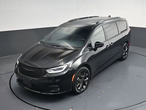 Used 2025 Chrysler Pacifica Limited FWD image 43