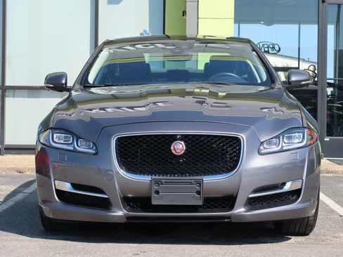 Used 2019 Jaguar XJ R-Sport image 2