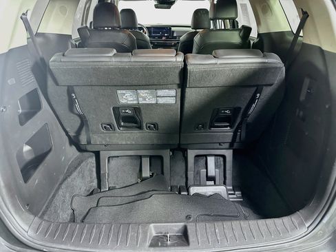 Used 2025 Kia Carnival FWD image 27