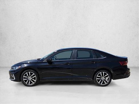 Used 2025 Volkswagen Jetta SE FWD image 9