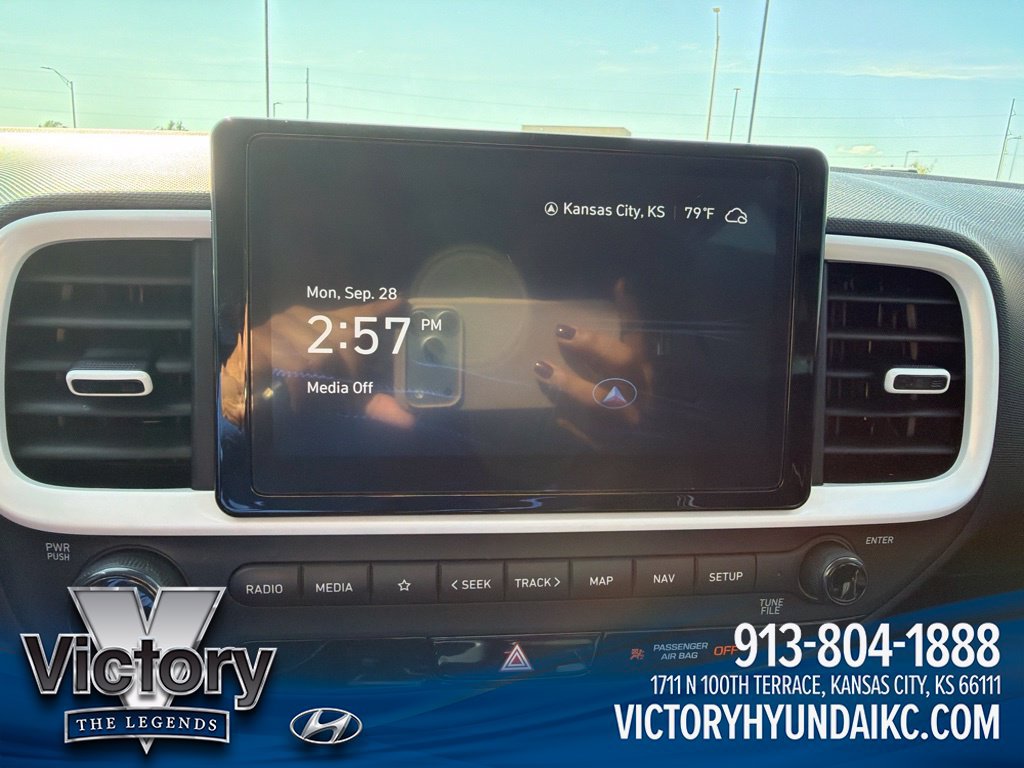 Used 2025 Hyundai Venue Limited FWD image 14