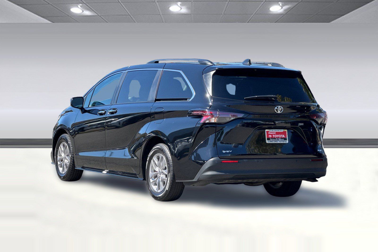 Used 2026 Toyota Sienna XLE FWD image 3
