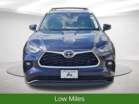 Used 2023 Toyota Highlander XLE image 2