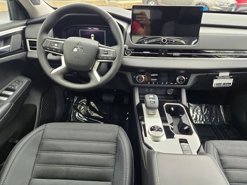 New 2025 Mitsubishi Outlander SE image 14