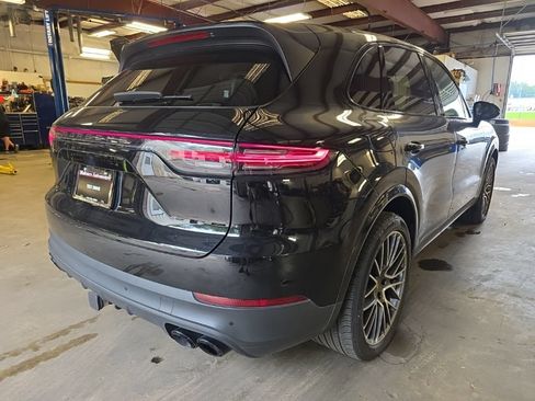 Used 2022 Porsche Cayenne Platinum Edition w/ Premium Package Plus AWD/4WD image 3