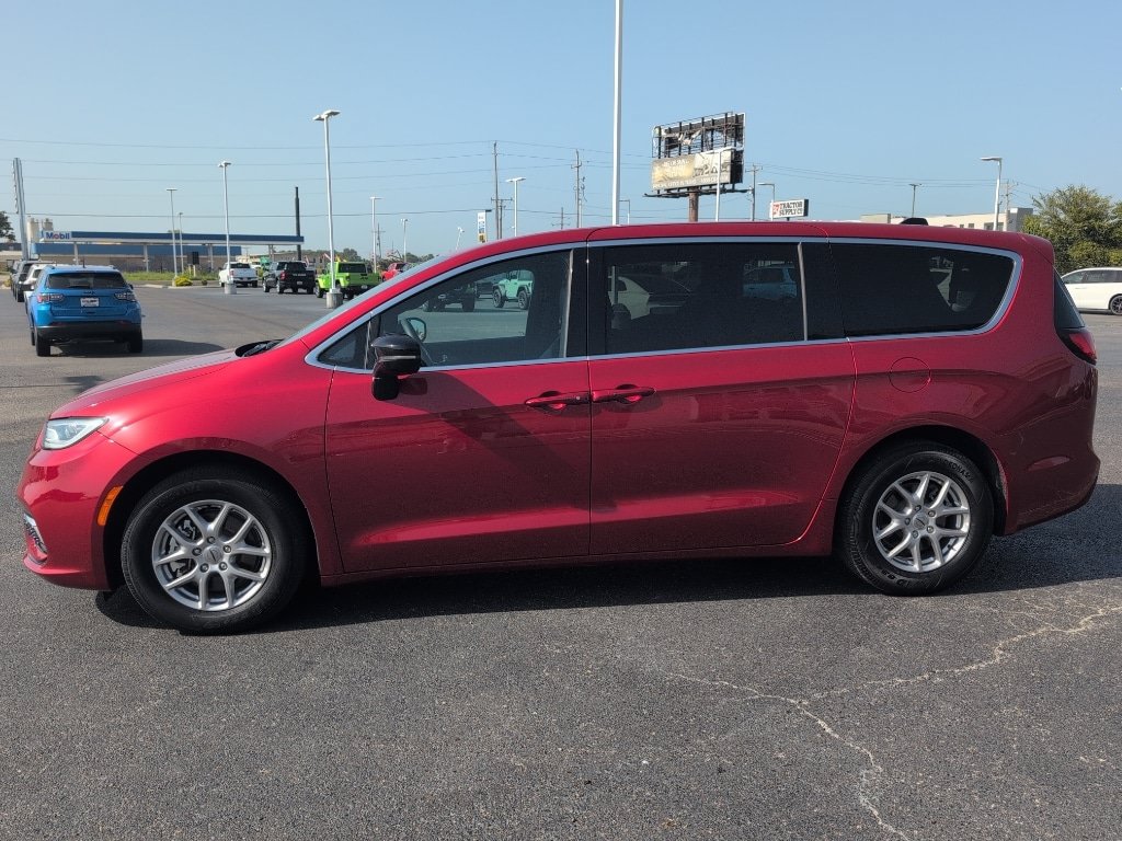 Used 2025 Chrysler Pacifica Select FWD image 4