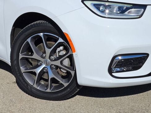 Used 2021 Chrysler Pacifica Limited w/ Uconnect Theater Family Group image 3