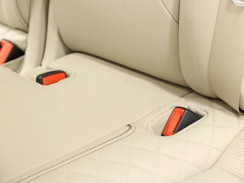 Used 2020 Bentley Bentayga Plug-In Hybrid image 64