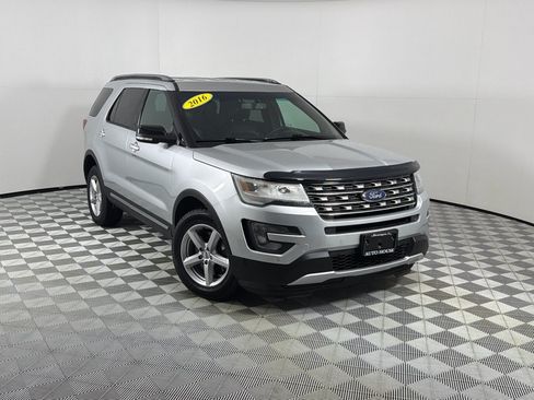 Used 2016 Ford Explorer XLT w/ Equipment Group 202A AWD/4WD image 2