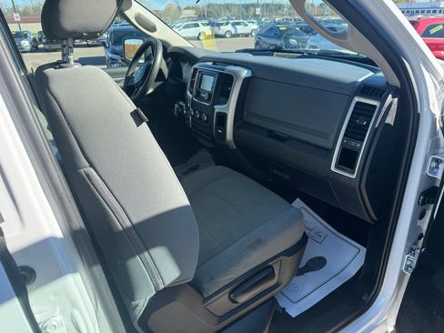 Used 2019 RAM 1500 Classic SLT AWD/4WD image 11