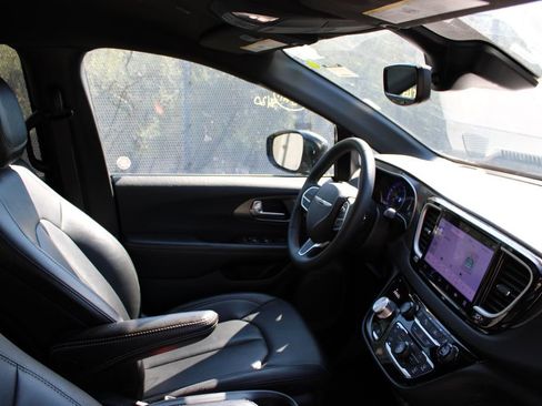Used 2025 Chrysler Pacifica Select FWD image 18