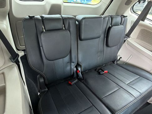 Used 2016 Chrysler Town & Country Touring w/ Driver Convenience Group FWD image 21
