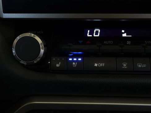 Used 2025 Toyota Tundra Limited AWD/4WD image 35