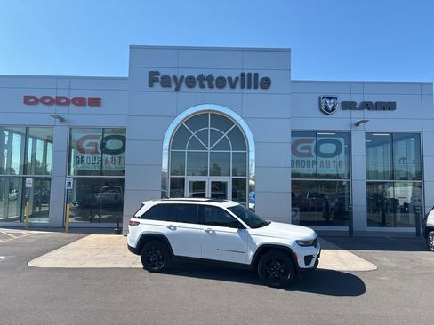 Used 2023 Jeep Grand Cherokee Altitude AWD/4WD image 2