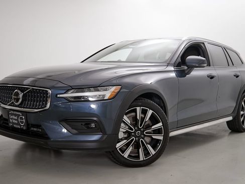 Certified 2025 Volvo V60 B5 Cross Country Ultra AWD/4WD image 2