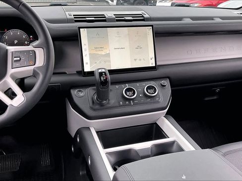 Used 2025 Land Rover Defender 110 S image 9