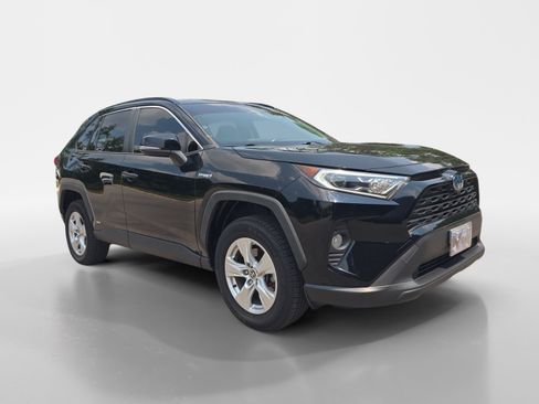Used 2020 Toyota RAV4 XLE w/ XLE Grade Weather Package AWD/4WD image 8