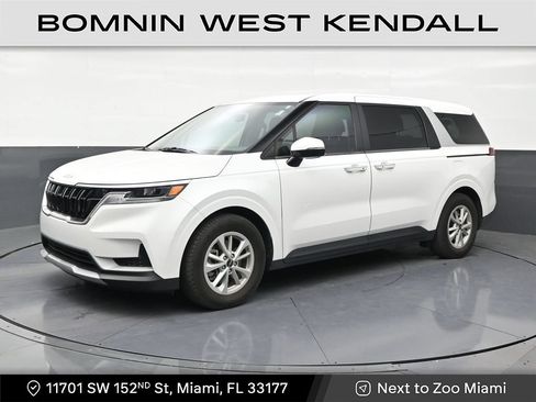 Used 2024 Kia Carnival LX FWD image 1