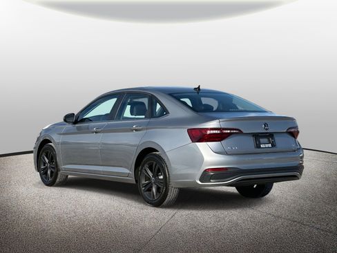 Used 2022 Volkswagen Jetta SE w/ Panoramic Sunroof Package image 4