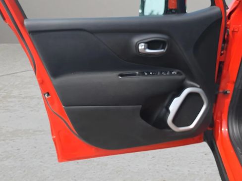 Used 2019 Jeep Renegade Latitude w/ Cold Weather Group AWD/4WD image 9