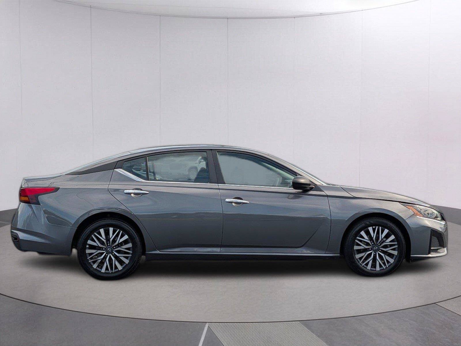 Used 2025 Nissan Altima 2.5 SV FWD image 6