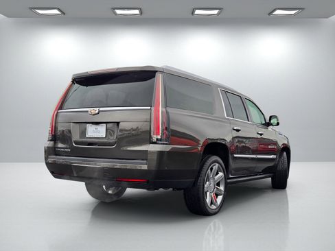 Used 2020 Cadillac Escalade ESV Premium Luxury image 4