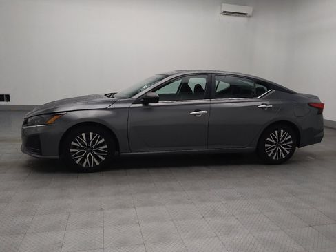 Used 2025 Nissan Altima 2.5 SV FWD image 2