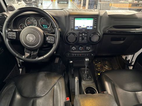 Used 2014 Jeep Wrangler Unlimited Sahara AWD/4WD image 9
