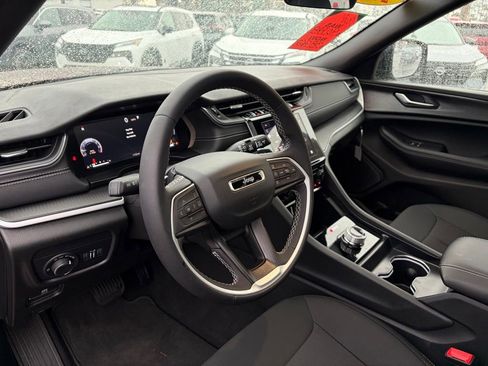 Used 2025 Jeep Grand Cherokee Laredo X image 15