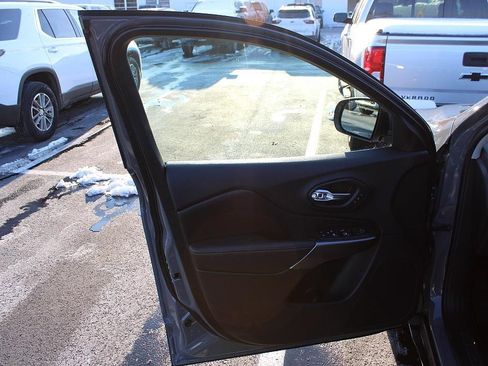 Used 2020 Jeep Cherokee Limited image 31