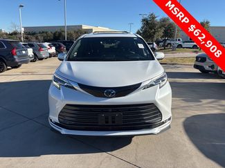 Used 2025 Toyota Sienna Platinum video 2