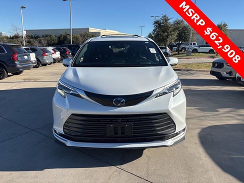 Used 2025 Toyota Sienna Platinum image 2