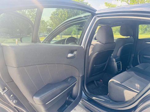 Used 2017 Dodge Charger SXT RWD image 9