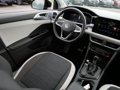 Certified 2025 Volkswagen Taos SE AWD/4WD image 9