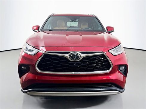 Used 2020 Toyota Highlander Platinum image 2