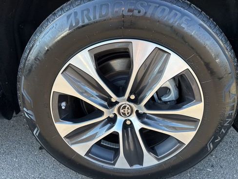 Used 2023 Toyota Highlander XLE image 13