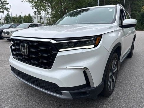 Used 2025 Honda Pilot Touring image 9