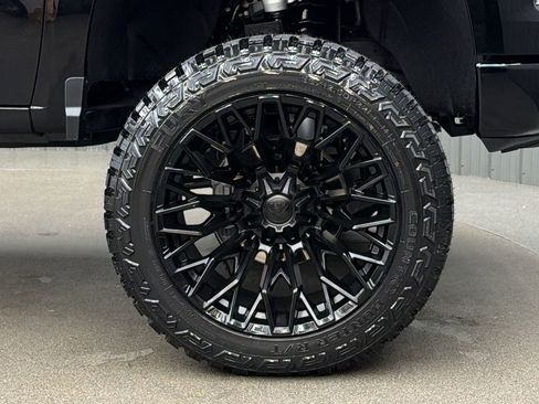 Used 2025 Chevrolet Silverado 1500 LT Trail Boss w/ Convenience Package II AWD/4WD image 9