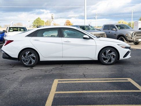 Used 2025 Hyundai Elantra Limited image 6