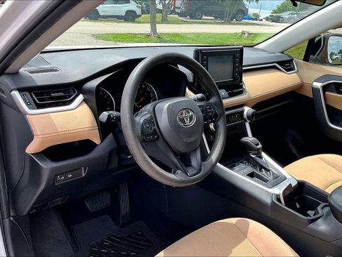Used 2019 Toyota RAV4 LE FWD image 10