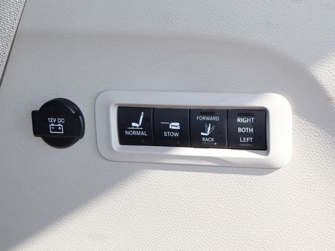 Used 2020 Chrysler Pacifica Limited FWD image 23