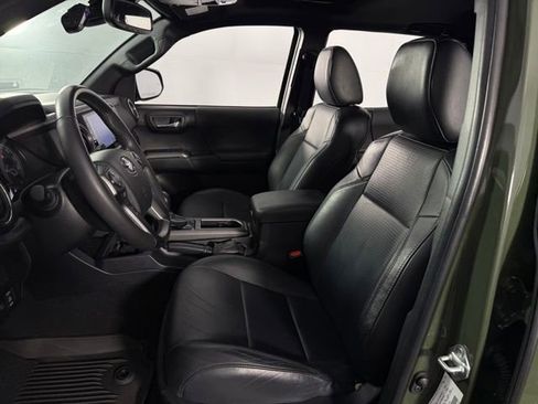 Used 2022 Toyota Tacoma TRD Sport w/ TRD Premium Sport Package AWD/4WD image 15