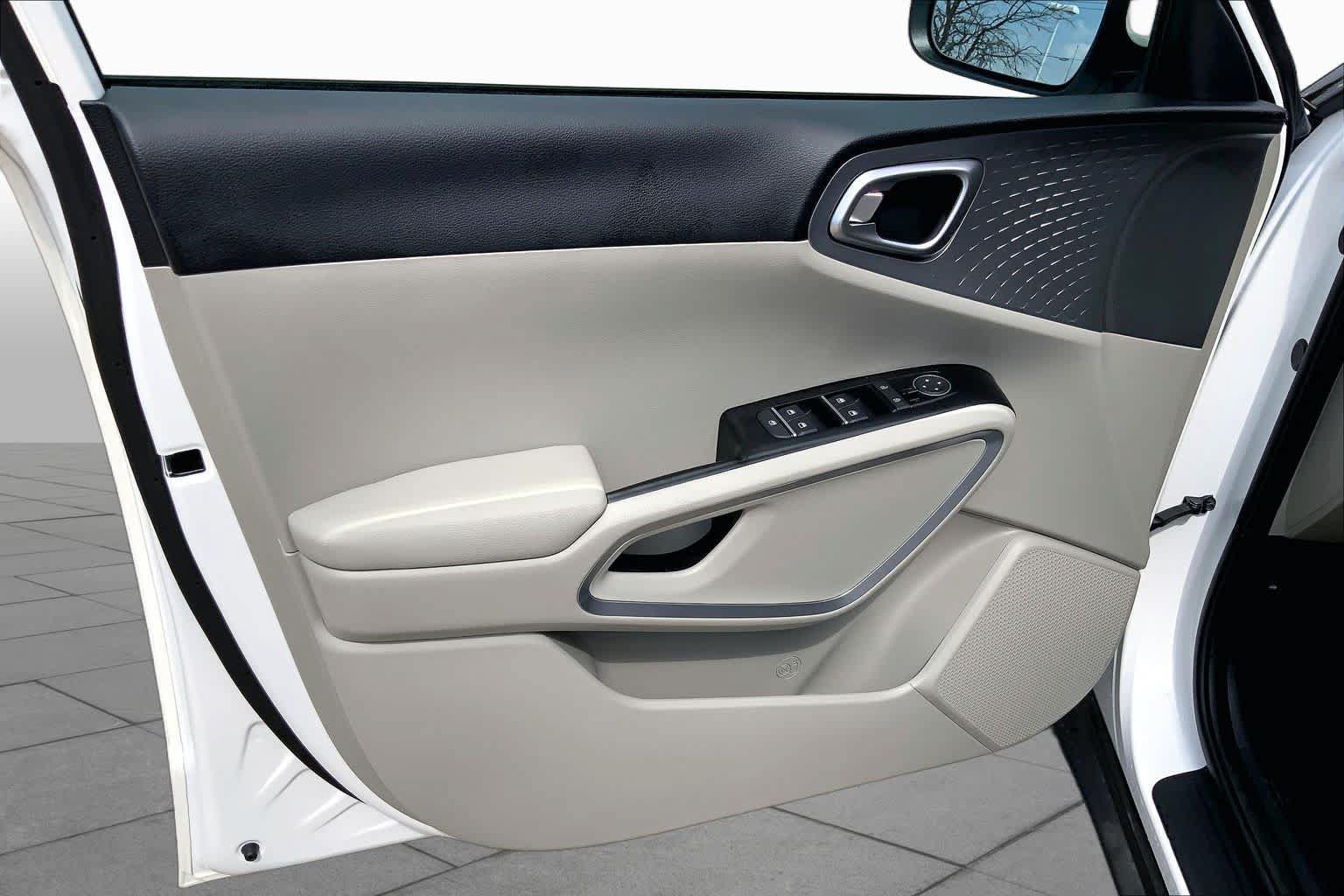 Used 2025 Kia Soul LX w/ LX Technology Package FWD image 21