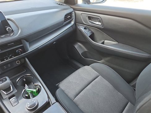 Used 2024 Nissan Rogue SV image 17