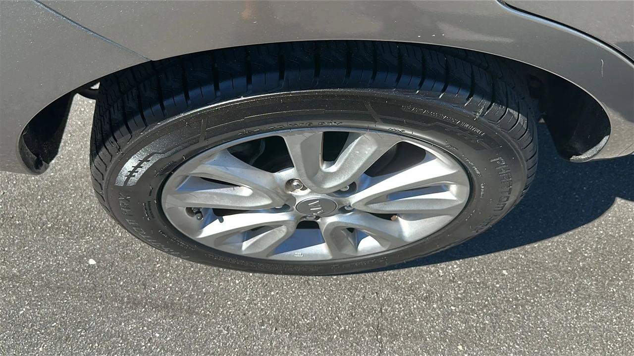 Used 2013 Kia Soul + FWD image 15
