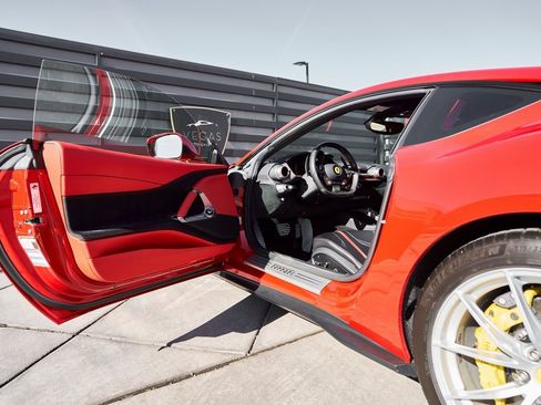 Used 2018 Ferrari 812 Superfast Base image 34